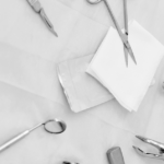 Des instruments de chirurgie dentaire sur une table.