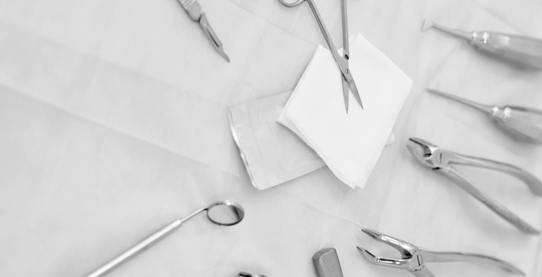 Des instruments de chirurgie dentaire sur une table.